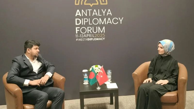 বাংলাদেশের গণতান্ত্রিক উত্তরণের লক্ষ্যে কাজ করছে সরকার: উপদেষ্টা মাহফুজ